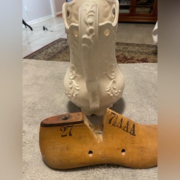 Pitcher and wooden shoe knick knacks - Picture 5 of 5